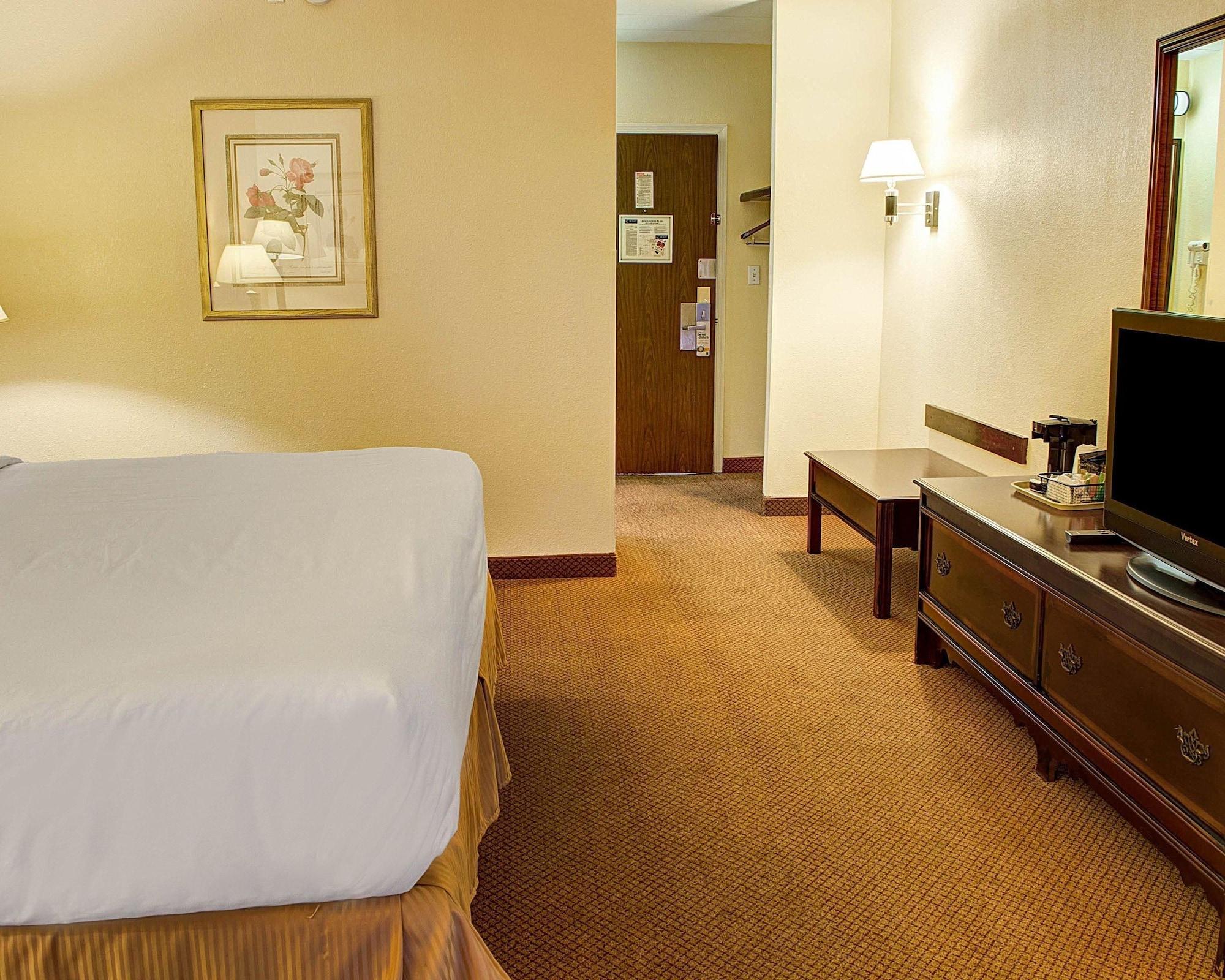 Quality Inn North Yellow Tavern Екстер'єр фото