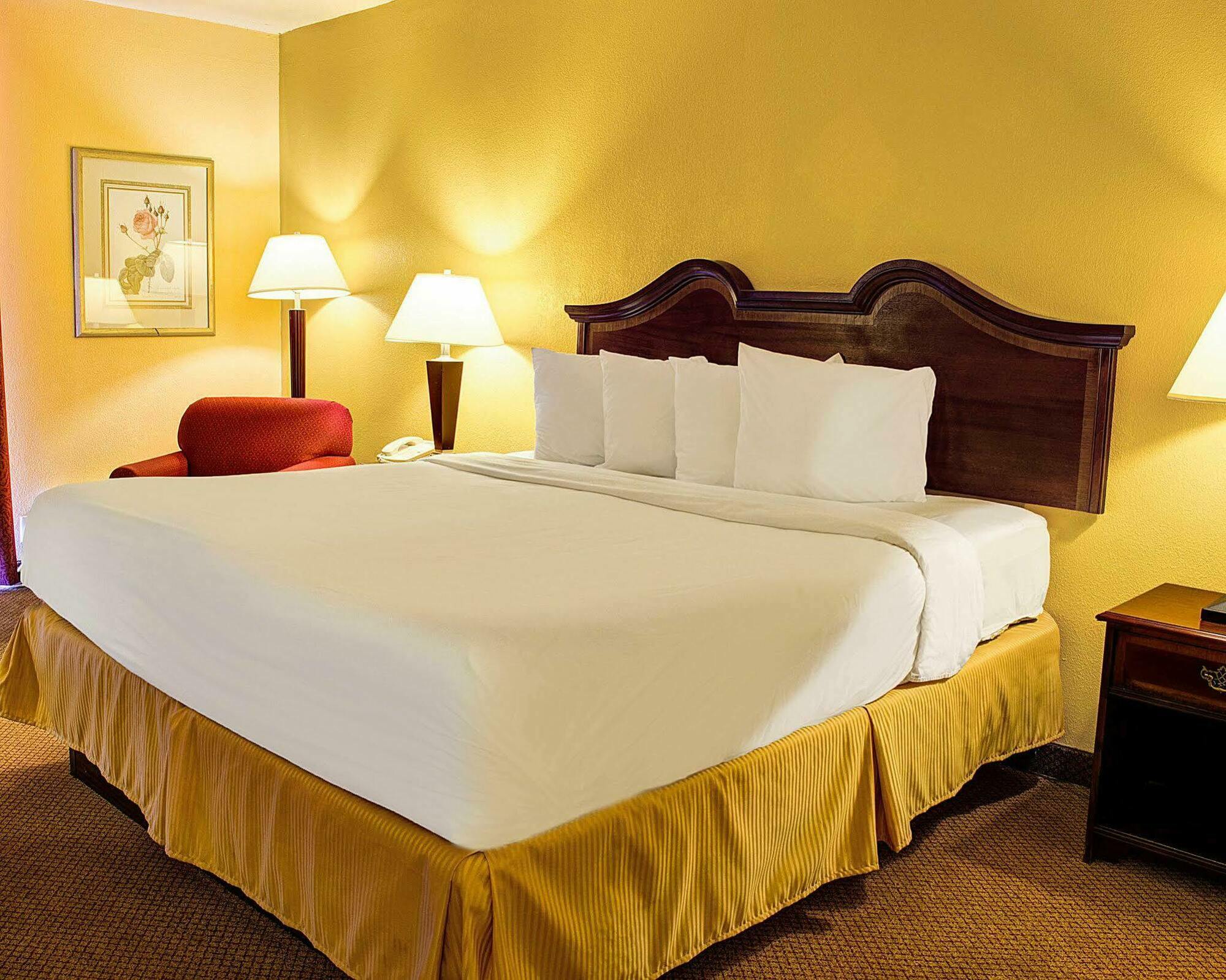 Quality Inn North Yellow Tavern Екстер'єр фото